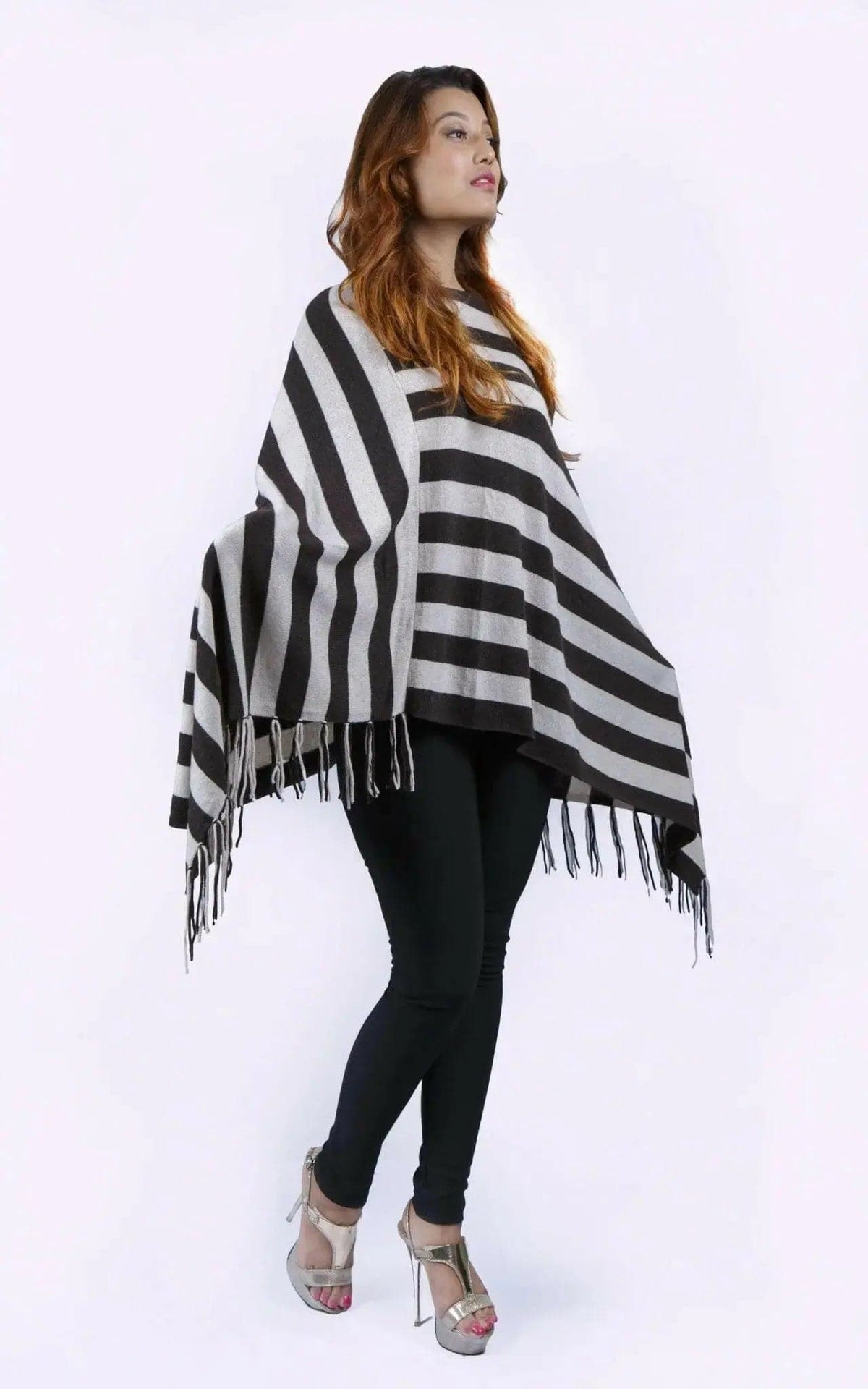 Two-tone fringed cashmere poncho, KCI 213, black and white