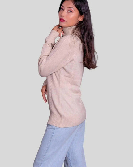 Woman wearing a pink cashmere turtleneck pullover and blue jeans