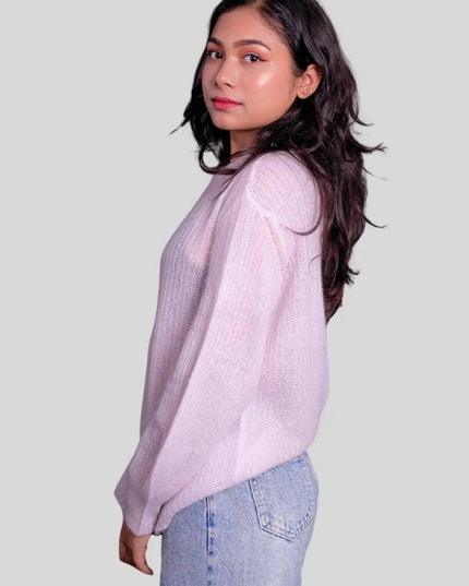 Luxurious Italian Cashmere Crew Neck Pullover for Women in Pink Sweater and Jeans