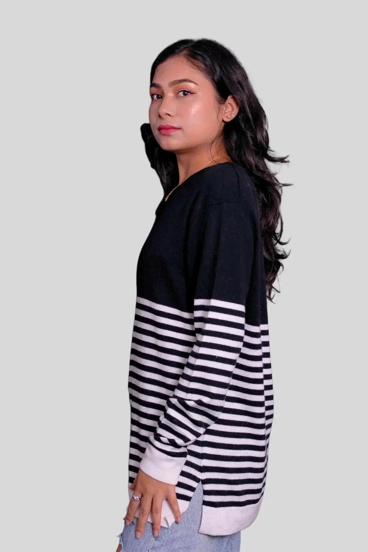Luxurious Italian Cashmere Women’s Striped Sweater in Black and White