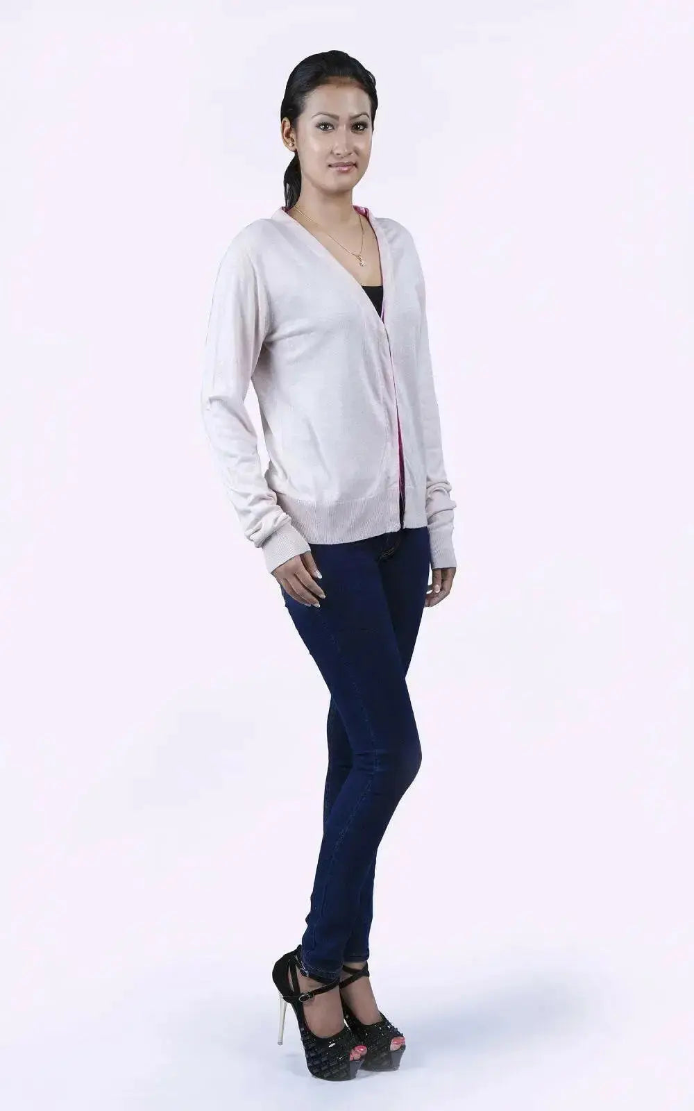 Luxurious Italian Cashmere V-Neck Sweater on Woman in White Sweater and Jeans