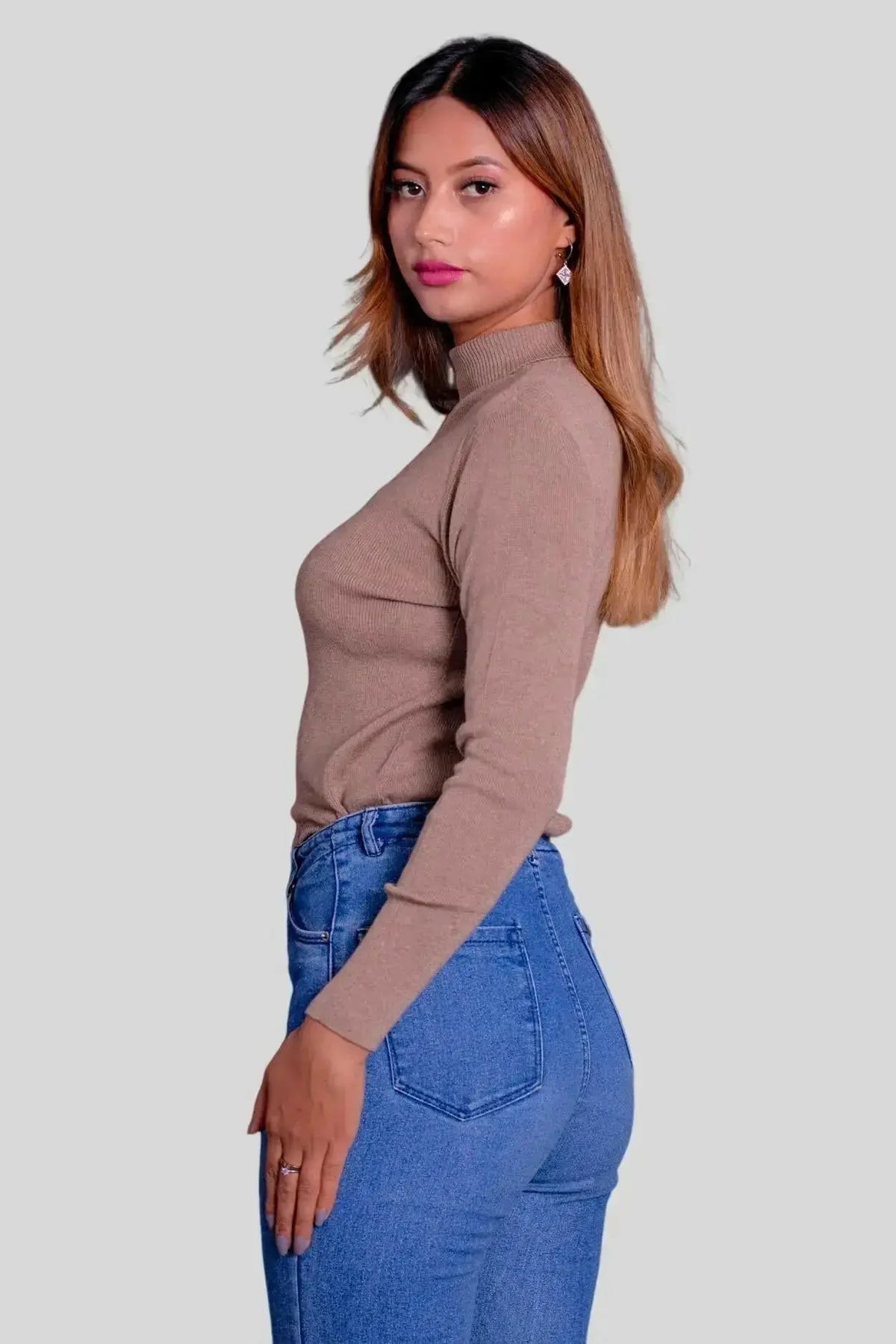 Woman wearing a brown cashmere turtleneck pullover with jeans