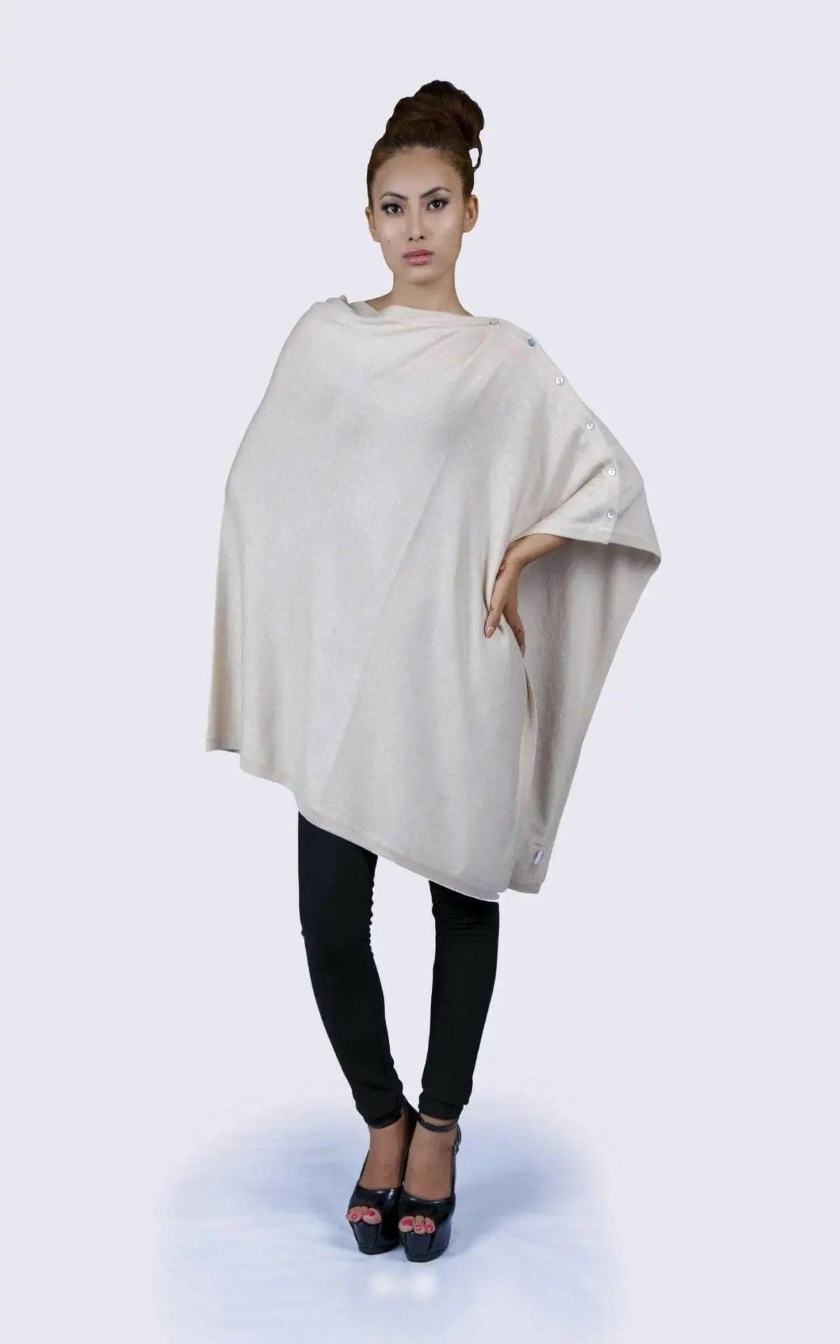 Woman wearing white cashmere poncho || KCI 188 by Kanchan Cashmere
