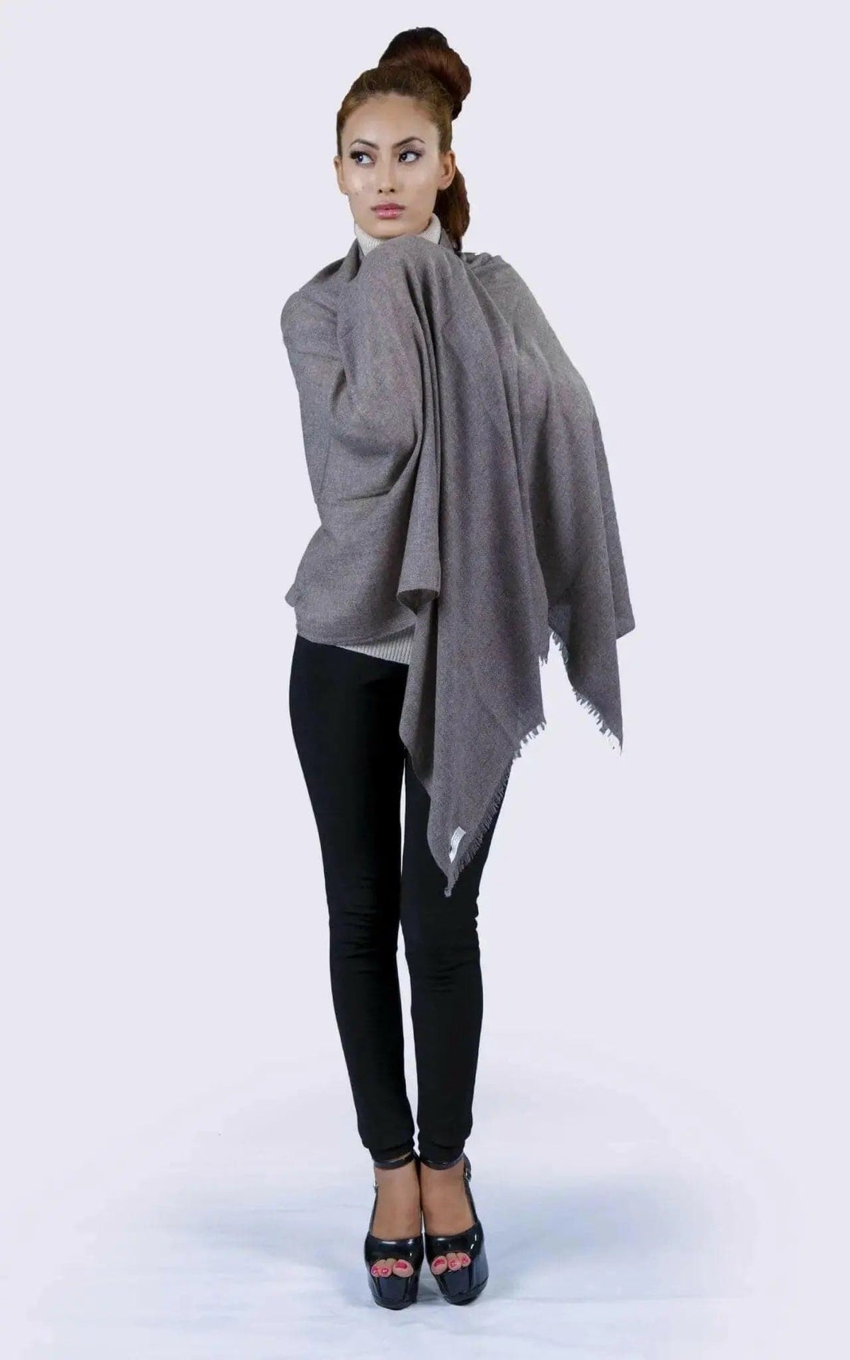 Woman wearing grey ponche shaw from Cashmere Scarf || KCI 238