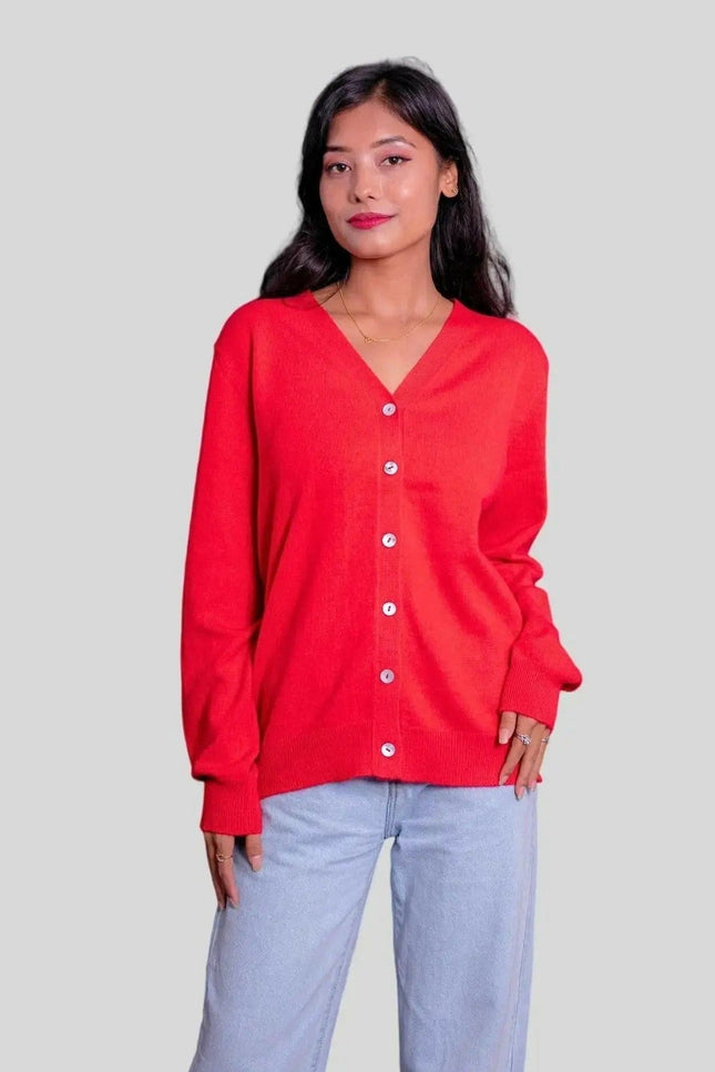 Woman wearing a red cashmere cardigan from Cashmre Cardigan KCI 371