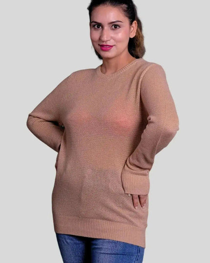 Woman wearing Italian Cashmere Pullover and jeans, elegant style