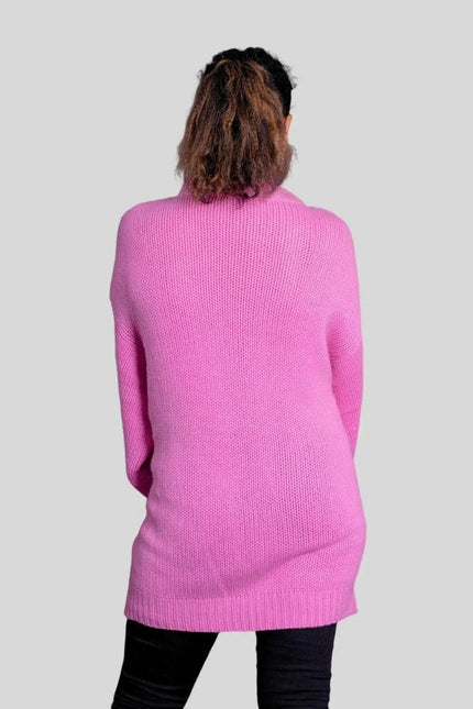 Woman wearing pink cashmere pullover, KCI 292 Women’s Oversized Cashmere_TACS_PRODUCT ID
