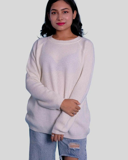 Woman wearing white sweater and ripped jeans - KCI 303 women crew neck pullover