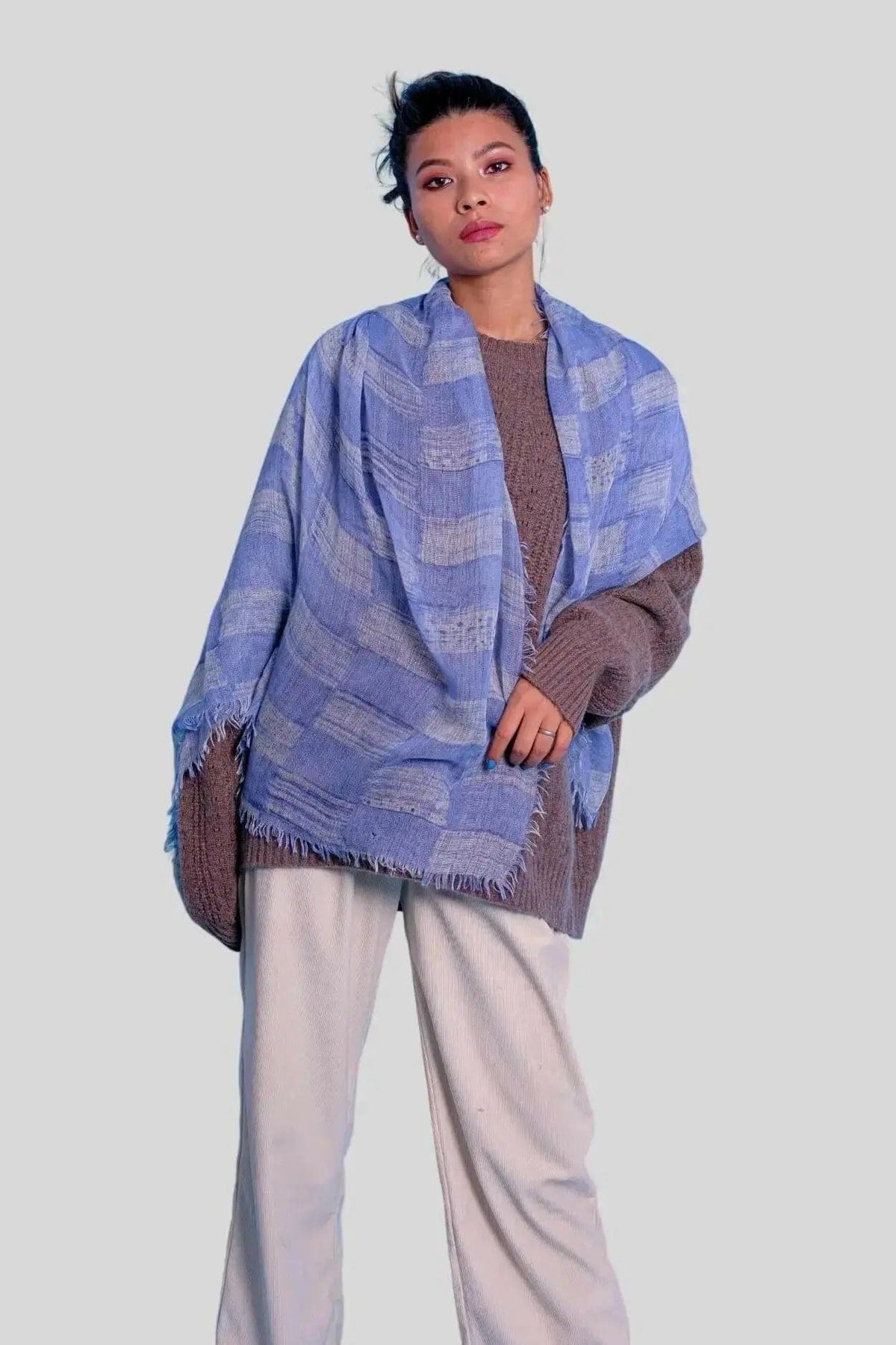 Luxurious Cashmere Check Scarf in Blue and White Plaid