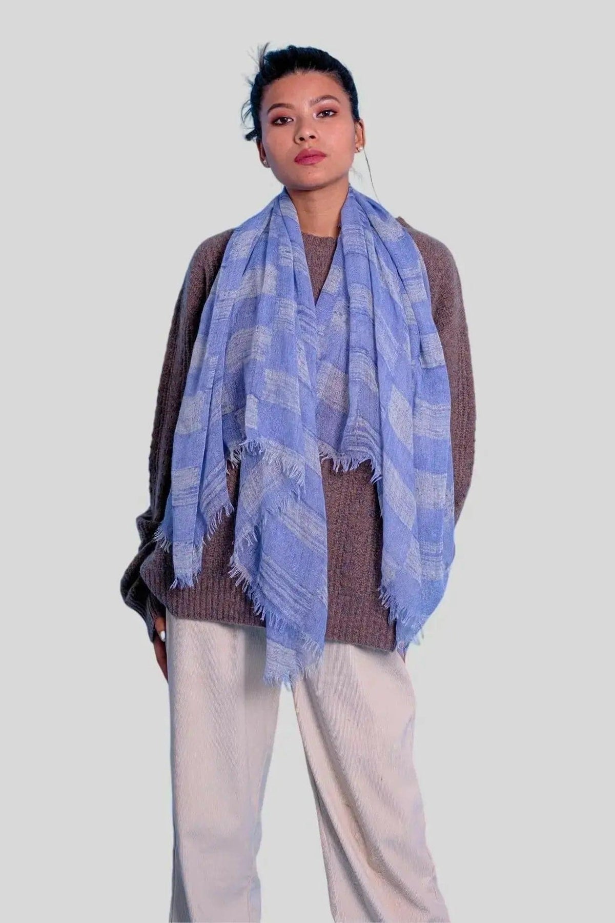 Luxurious Cashmere Check Scarf in Blue and White Plaid Pattern