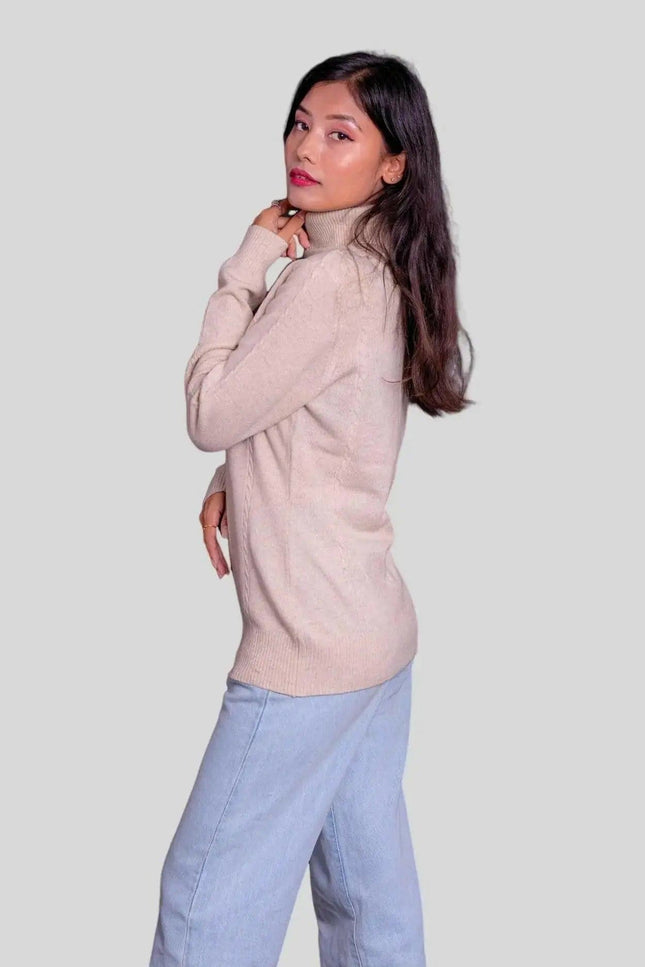 Woman wearing a pink cashmere turtleneck pullover and blue jeans