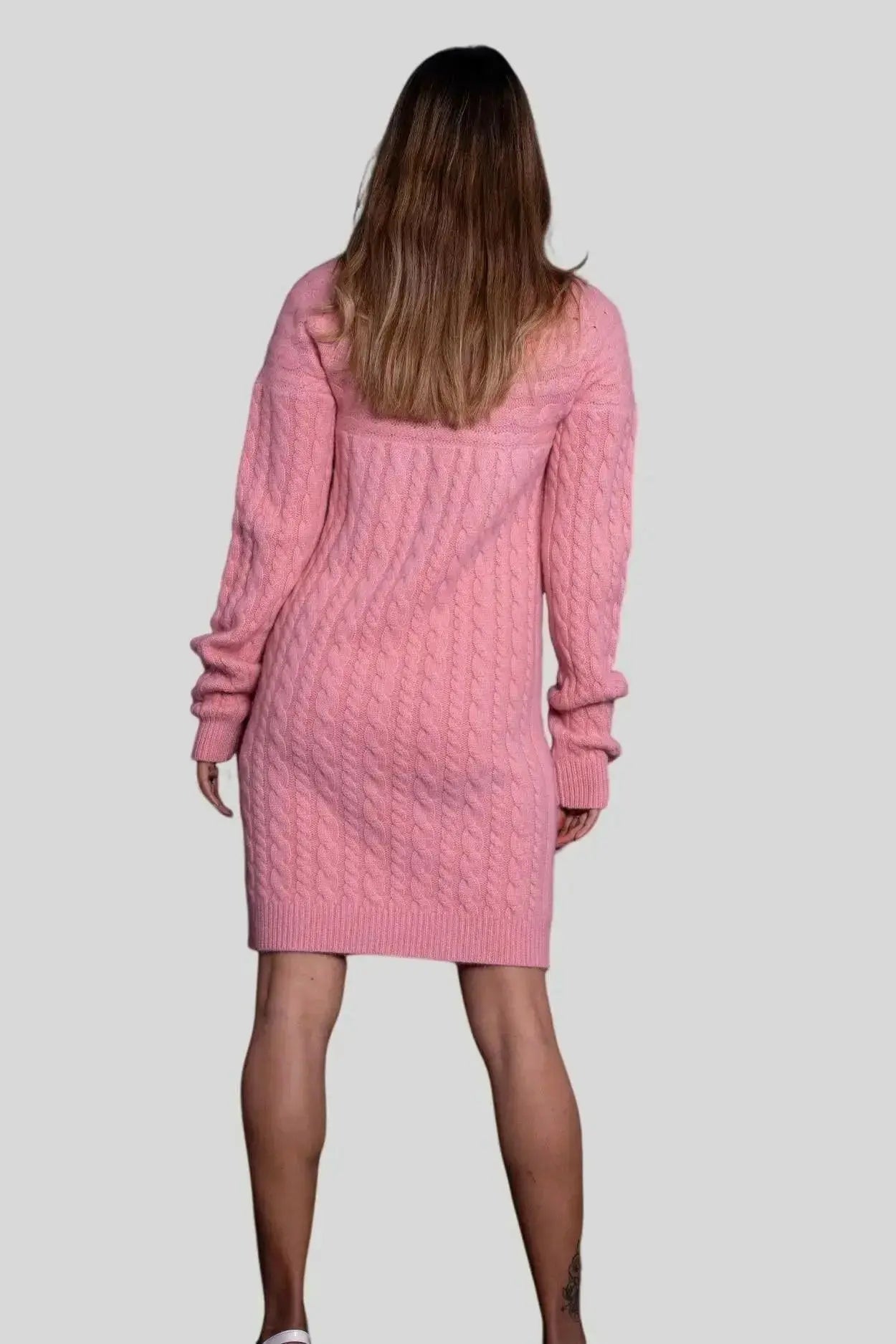 Woman wearing a pink cashmere cable dress by Luxurious Italian Cashmere