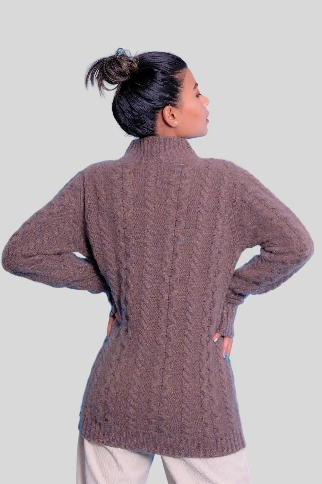 Luxurious Italian Cashmere Cable Pullover - Woman wearing brown sweater