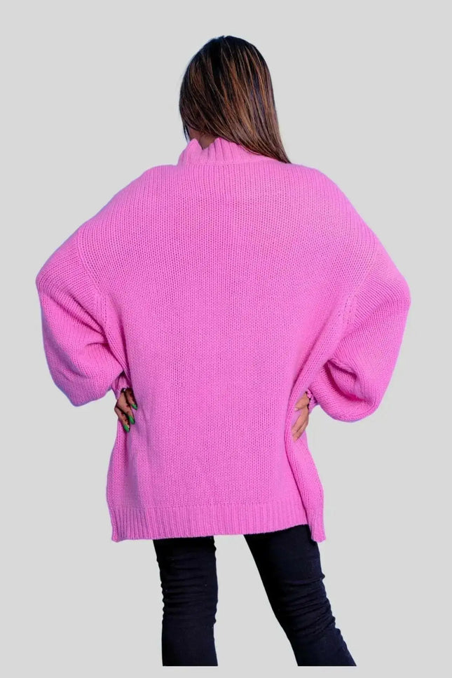 Woman wearing a pink cashmere crew neck sweater and black jeans