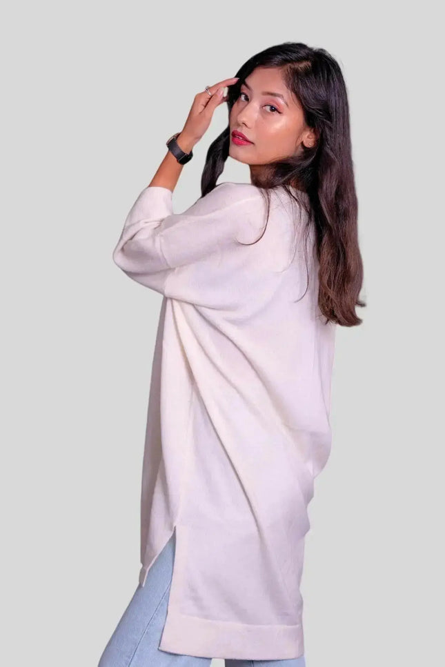 Luxurious Italian Cashmere Pullover - Woman wearing white sweater and jeans