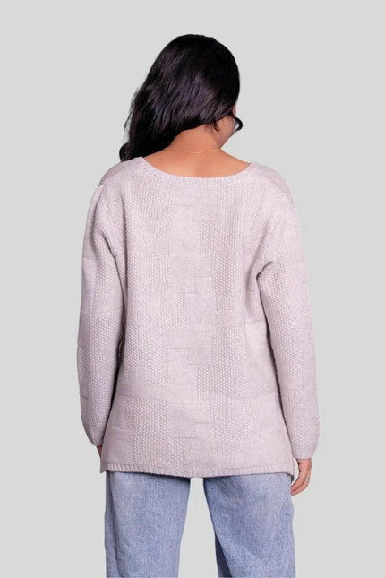 Luxurious Italian Cashmere Pullover featuring a woman in a grey sweater and jeans