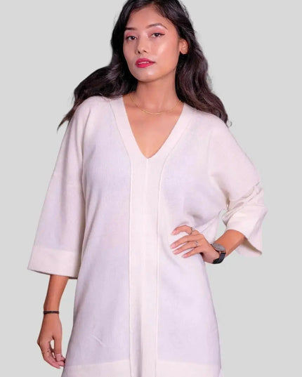 Luxurious Italian Cashmere Pullover: Woman in white sweater and jeans