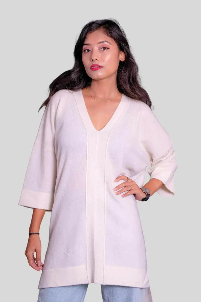Luxurious Italian Cashmere Pullover: Woman in white sweater and jeans