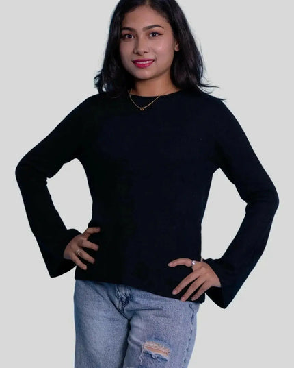 Luxurious Italian Cashmere Pullover in Black with Ripped Jeans