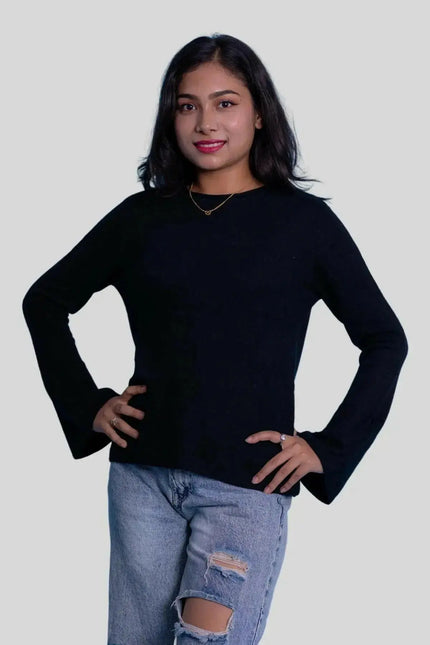 Luxurious Italian Cashmere Pullover in Black with Ripped Jeans