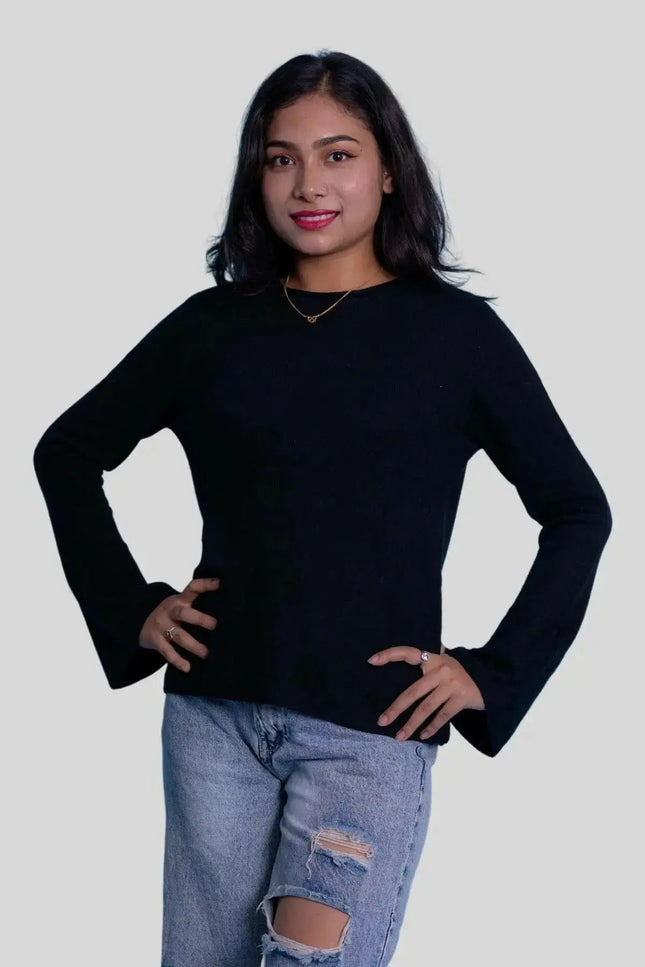 Luxurious Italian Cashmere Pullover in Black with Ripped Jeans