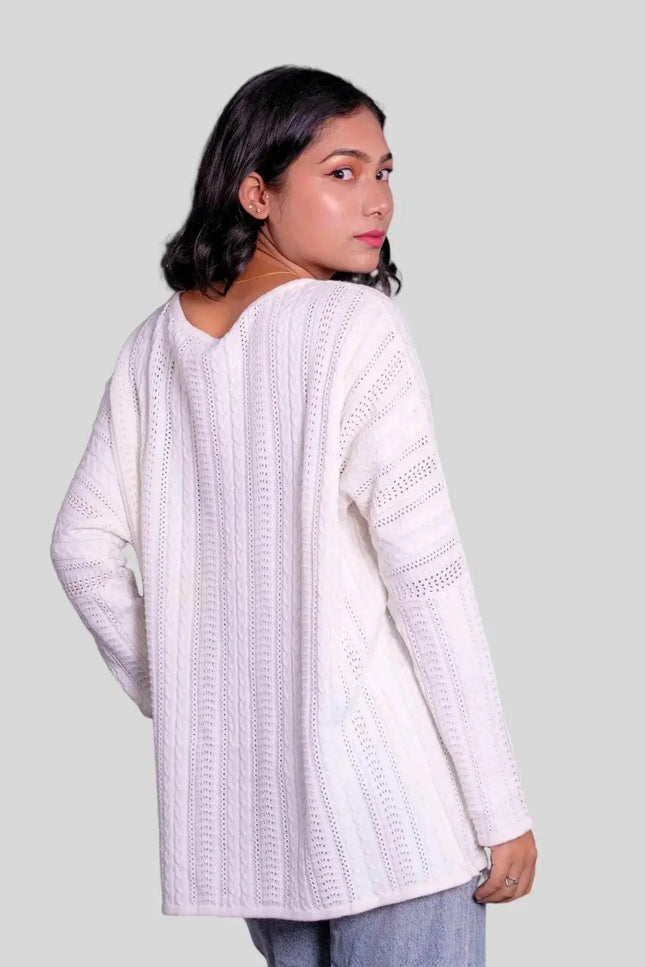 Luxurious Italian Cashmere Sweater - Stylish woman in white sweater and jeans